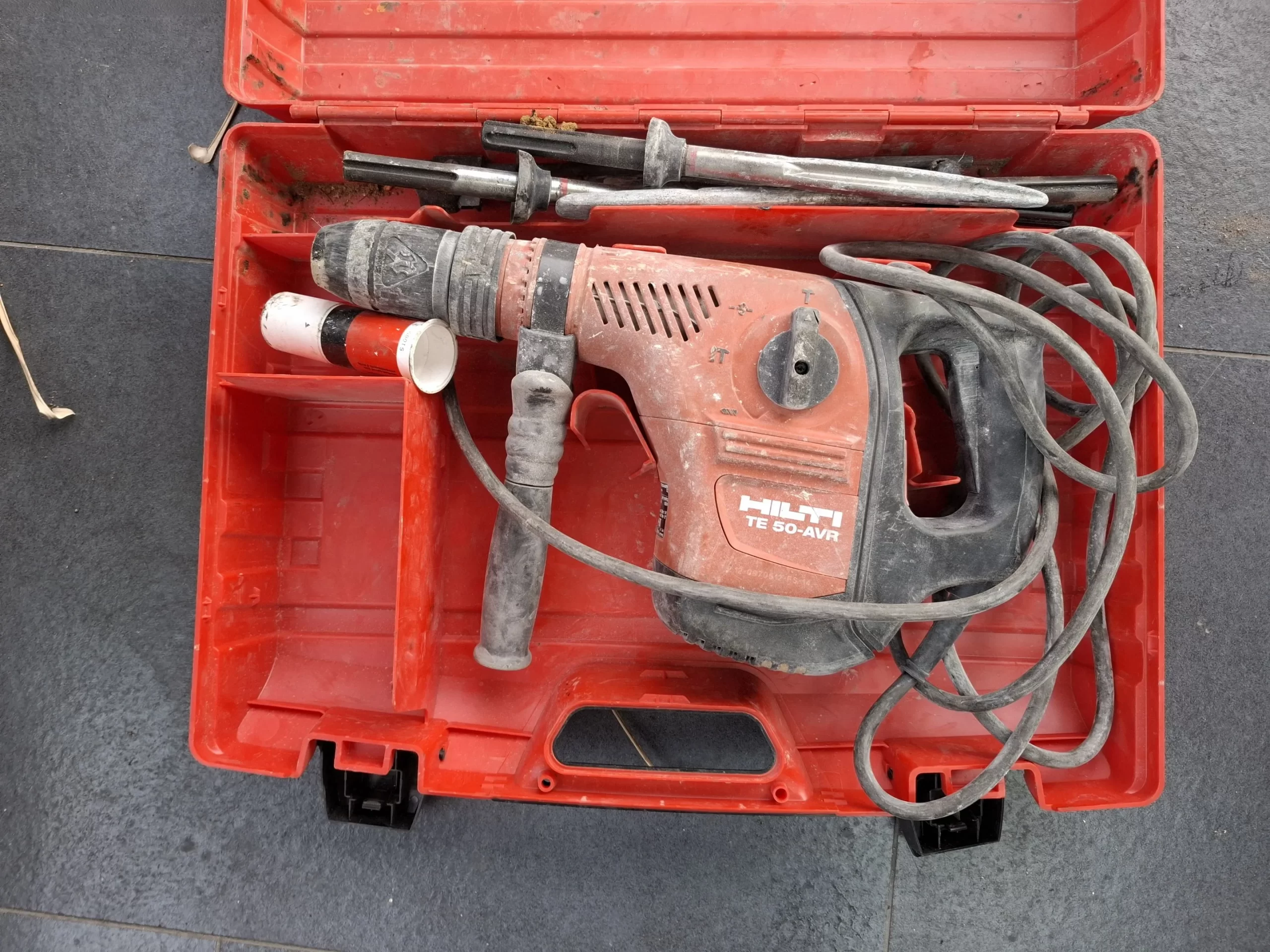 Perforateur filaire HILTI TE 50 AVR Dans son coffret Professional Handheld Percussive Therapy Device – Image 1